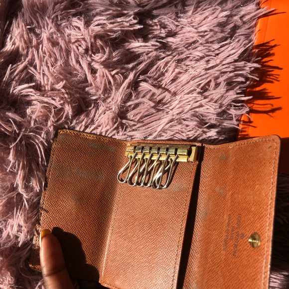 Louis Vuitton Monogram 6 Key Holder - Picture 7 of 12